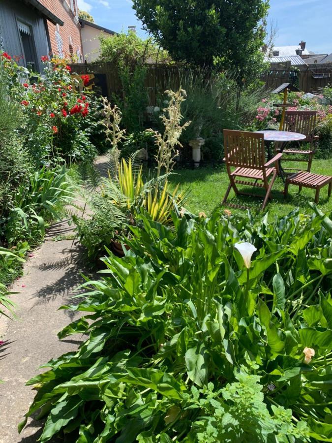 Dom'S Garden Bed & Breakfast Livarot-Pays-d'Auge Bagian luar foto
